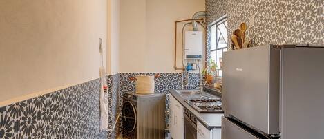 Fridge, oven, stovetop, coffee/tea maker