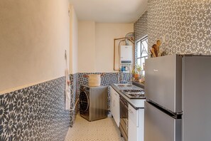 Kühlschrank, Ofen, Herdplatte, Wasserkocher mit Kaffee-/Teezubehör