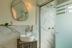Shower, hair dryer, bidet, towels