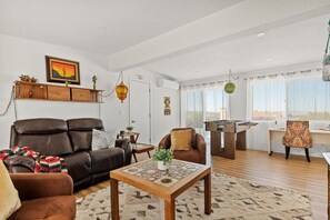 Smart TV, table football - Bighorn Winter Oasis + Hot Tub + Foosball + Firepit (Twentynine Palms)