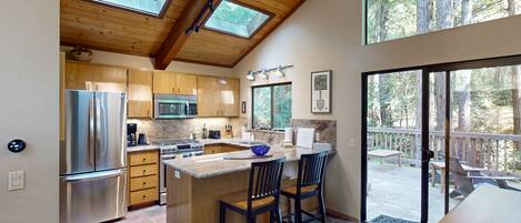 Een koelkast, een magnetron, een oven, een kookplaat