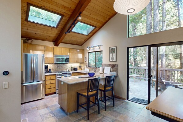 Kjøleskap, mikrobølgeovn, ovn og kokeplater