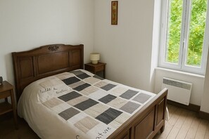 2 habitaciones, escritorio, tabla de planchar con plancha y wifi gratis 