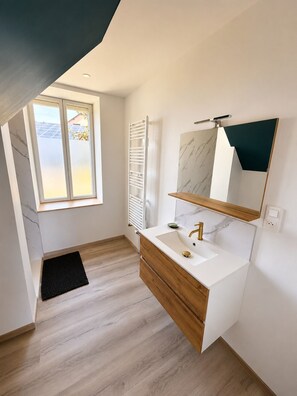 Dusche, Haartrockner, Handtücher, Seife