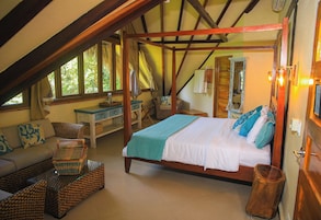 Habitación doble superior, vistas a la piscina | Caja fuerte, wifi gratis, ropa de cama