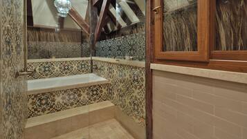Junior Suite, Pool View | Bathroom