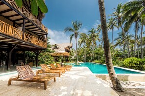 Hồ bơi ngoài trời, ghế dài tắm nắng 
