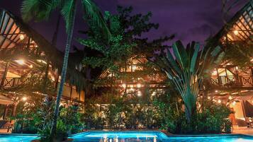 Fachada del alojamiento - Noche