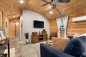 Smart TV - Romantic Cabin | 9 Mn to Gorge | Dog Friendly Stay (Stanton)