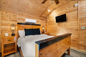 1 bedroom, desk, iron/ironing board, travel crib - Romantic Cabin | 9 Mn to Gorge | Dog Friendly Stay (Stanton)