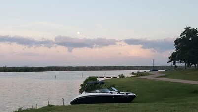 Lakefront RV spot- Peaceful & breathtaking views, ideal for relax and recharge!