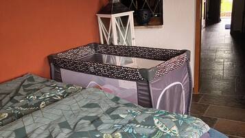 1 Schlafzimmer, Reisekinderbett, kostenloses WLAN, Bettwäsche