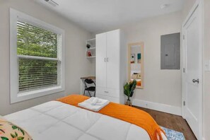 Escritorio, tabla de planchar con plancha, wifi gratis y ropa de cama