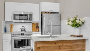 Cafetera y tetera, refrigerador, microondas y horno 