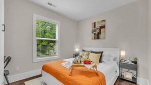 2 habitaciones, escritorio, tabla de planchar con plancha y wifi gratis 