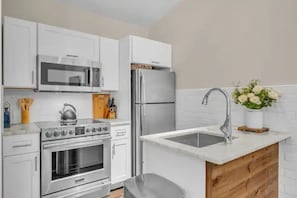 Fridge, microwave, oven, stovetop - Nashvilles Serendipity (Nashville)