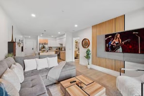 Smart TV, table tennis