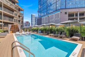 Utendørsbasseng og et oppvarmet basseng