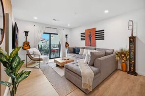 Smart TV, table tennis