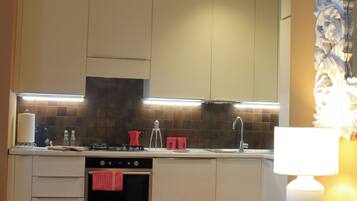 Frigorifero, microonde, forno, piano cottura