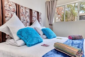 2 soverom, skrivebord, strykejern/-brett og reiseseng for barn