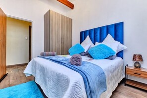 2 bedrooms, desk, iron/ironing board, travel crib