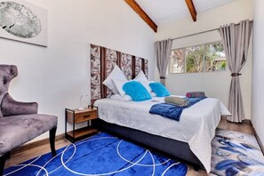 2 chambres, bureau, fer et planche à repasser, lit parapluie