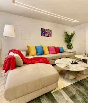 Apartament júnior | Sala d'estar | Televisor LED de 45 polzades amb canals digitals 