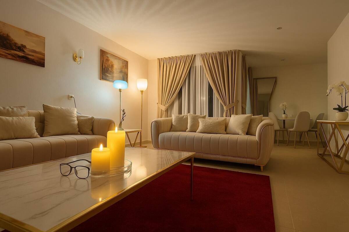 Un salon moderne avec deux canapés, une table basse et un coin repas.