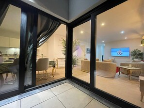 Executive Apartment | Balcony - One Lux Stay near Antwerp Central (Antwerp)