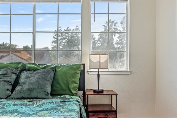 5 bedrooms, iron/ironing board, WiFi, bed sheets