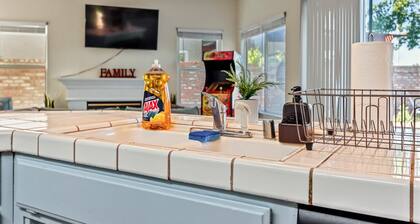 Spacious 5BR 3BR w Pool Table, Air Hockey, Games and more!