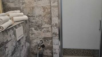 Dusche, umweltfreundliche Kosmetikartikel, Haartrockner, Bidet