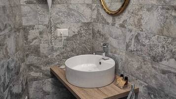 Dusche, umweltfreundliche Kosmetikartikel, Haartrockner, Bidet