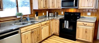 Cozy 3-bedroom cabin in welcoming Moose Pass, Alaska.