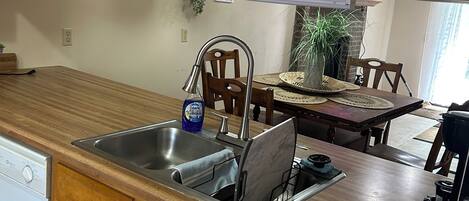 Een magnetron, een oven, een kookplaat, een vaatwasser