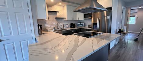 Microonde, forno, piano cottura, lavastoviglie