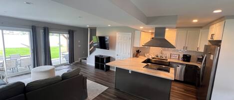 Een microgolfoven, een oven, een kookplaat, een vaatwasser