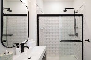 Douche, sèche-cheveux, serviettes fournies
