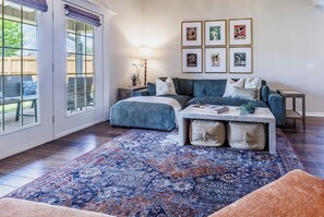 TV connectée, cheminée, livres