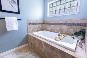 Shower, jetted bath, hair dryer, towels - The Velvet Spoke - Perfect for Groups and Families - Pet Friendly - Sleeps 10 (Bentonville)