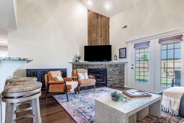 TV connectée, cheminée, livres