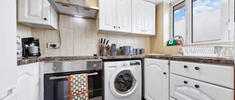 Een koelkast, een magnetron, een oven, een kookplaat