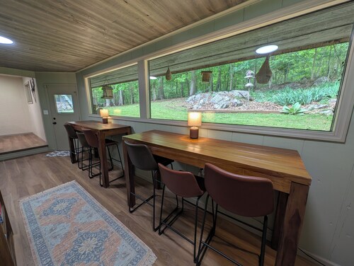 Charming 3-bedroom cottage with lake access nearby, dock, WiFi at Boone Lake