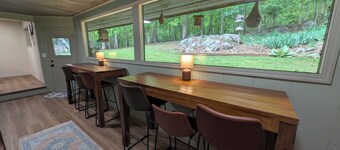 Charming 3-bedroom cottage with lake access nearby, dock, WiFi at Boone Lake