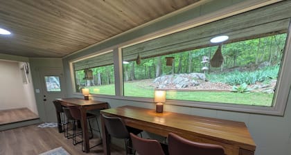 Charming 3-bedroom cottage with lake access nearby, dock, WiFi at Boone Lake