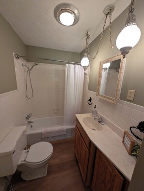 シャワー、タオル、石鹸、シャンプー