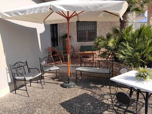 Outdoor dining - Cozy villa, a stone's throw from the Salento sea (Casalabate)