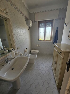 Shower, hair dryer, bidet, towels - Cozy villa, a stone's throw from the Salento sea (Casalabate)