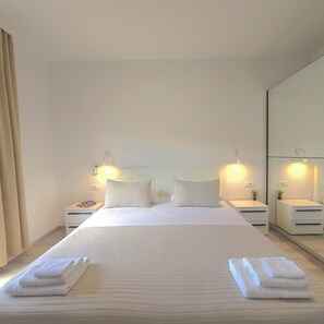 3 habitaciones, tabla de planchar con plancha y cuna de viaje 